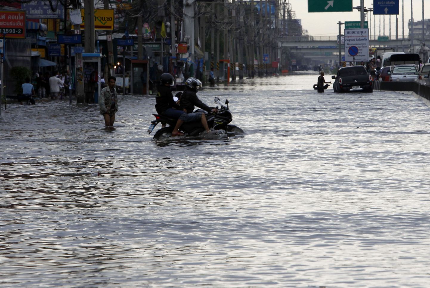 Наводнение в пригородах Бангкока.