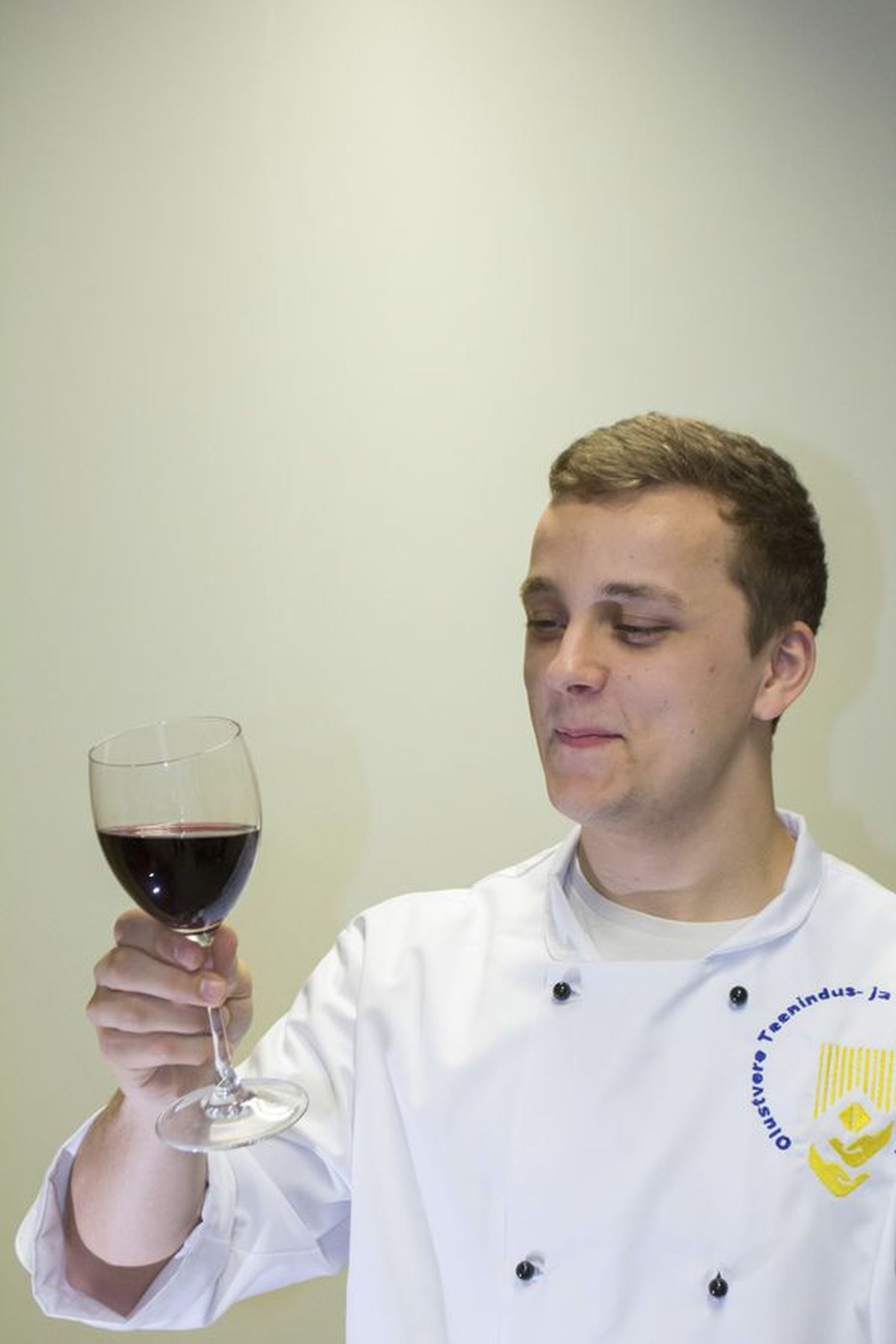 Olustvere ametikooli kokaõppur Taavi Tali pidi Pariisi võistlusel veini ära arvama ainuüksi väljanägemise, lõhna ja maitse järgi.