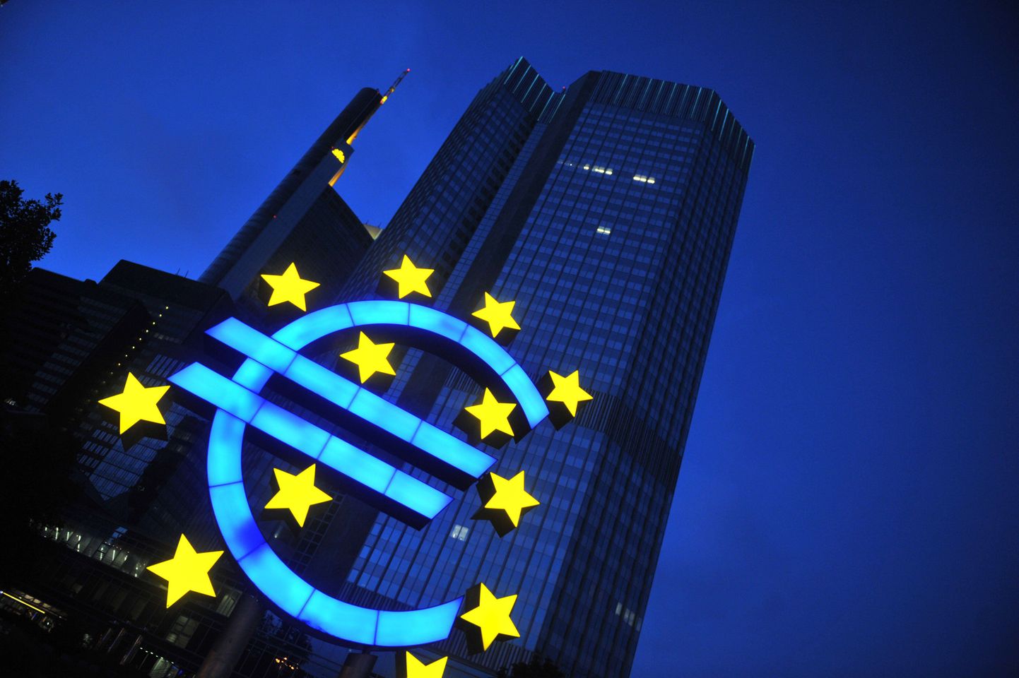 Символ евро перед зданием Европейского центрального банка во Франкфурте.
