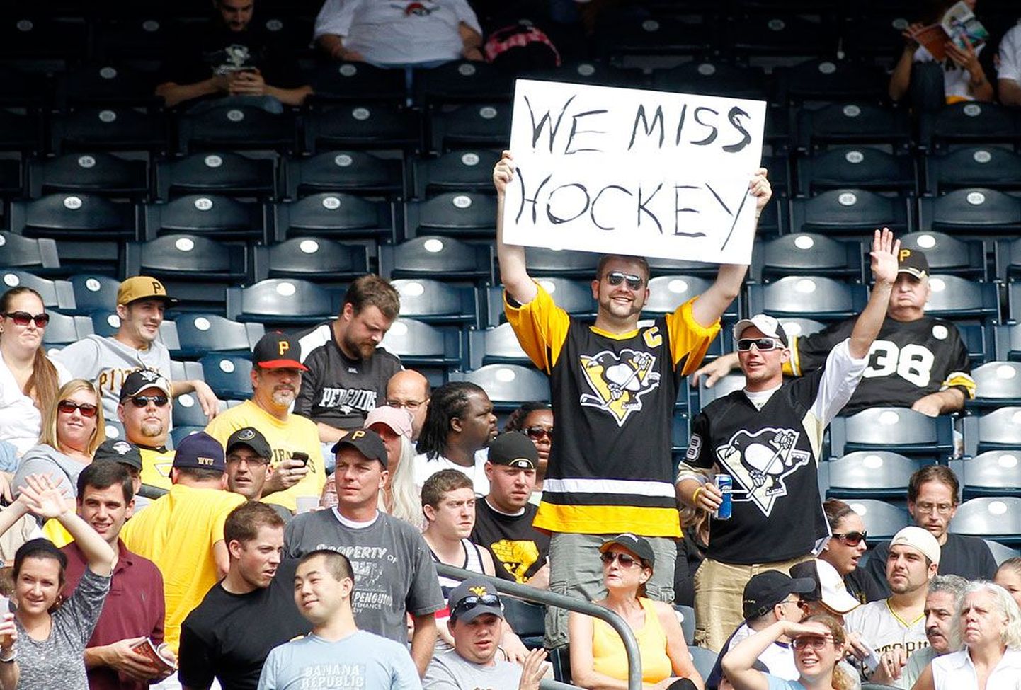 «Igatseme hokit» – Pittsburgh Penguinsi fännid on sunnitud NHLi tööseisaku ajal meelt lahutama hoopis pesapallistaadionitel.
