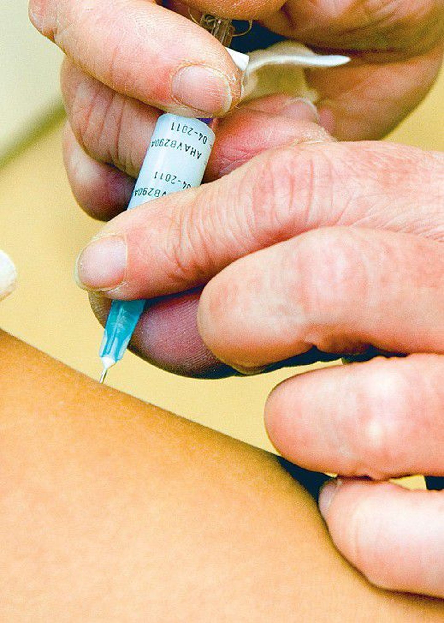 Семейные врачи утверждают, что вакцинация может вызывать осложнения у тех пациентов, способность к сопротивлению организма которых ослаблена — у детей и пожилых людей.