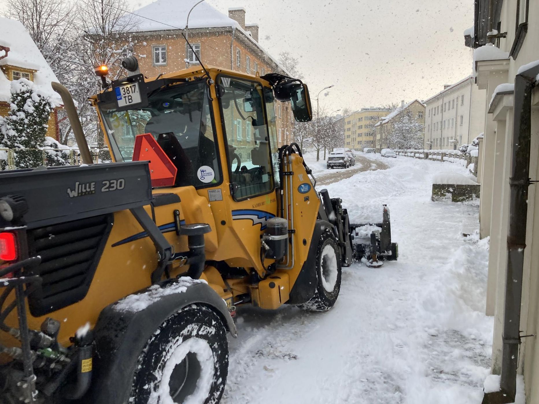 Pühapäeva lõuna ajal puhastas üks sahamees Uue Maailma asumi kõnniteid.