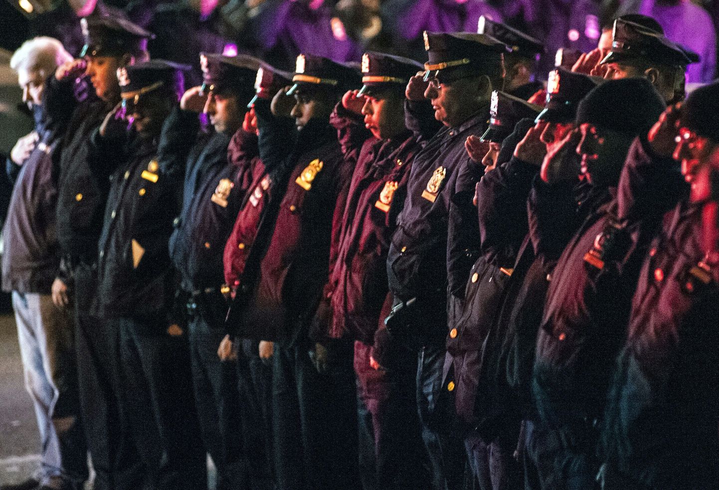 Полицейские Нью-Йорка скорбят по убитым коллегам.