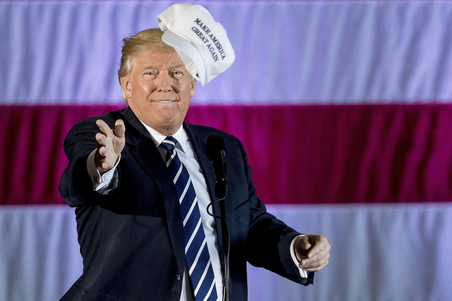 Donald Trump viskamas nokkmütsi, millel on ta 2016. aasta valimiste kampaanialause «Make America Great Again»