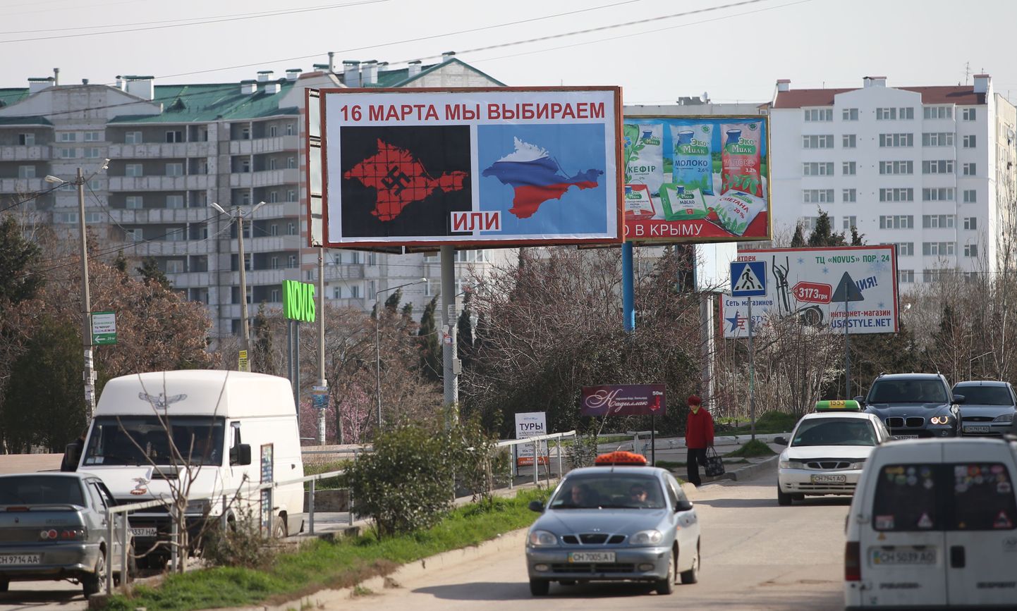 Plakat, mis pakub referendumi eel välja kaks võimalikku valikut, Sevastopolis.