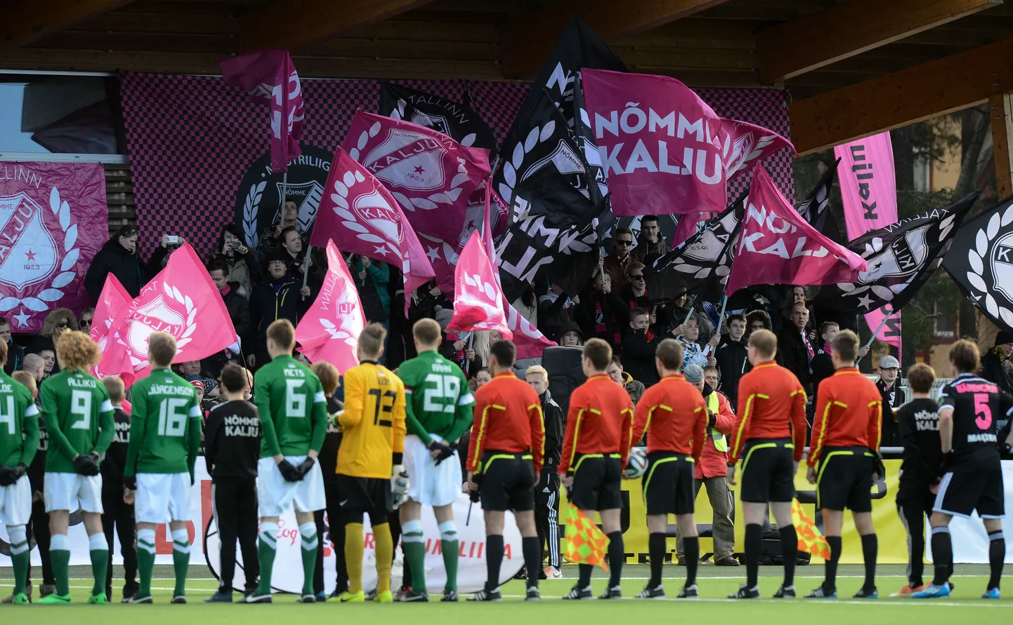 FC Flora (rohelises) ja Nõmme Kalju mängijad Hiiu staadionil.