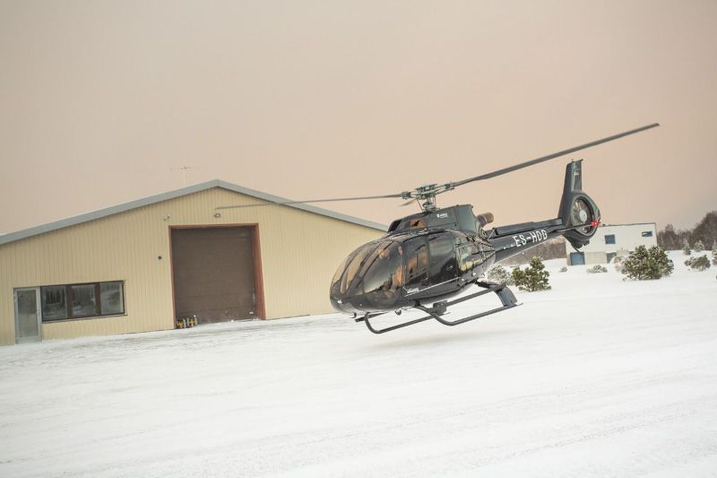Eile tutvustas suurettevõtja Oleg Gross oma sõpradele ja tuttavatele Lepna tootmishoonete juurde rajatud angaaris hiljuti ostetud helikopterit.