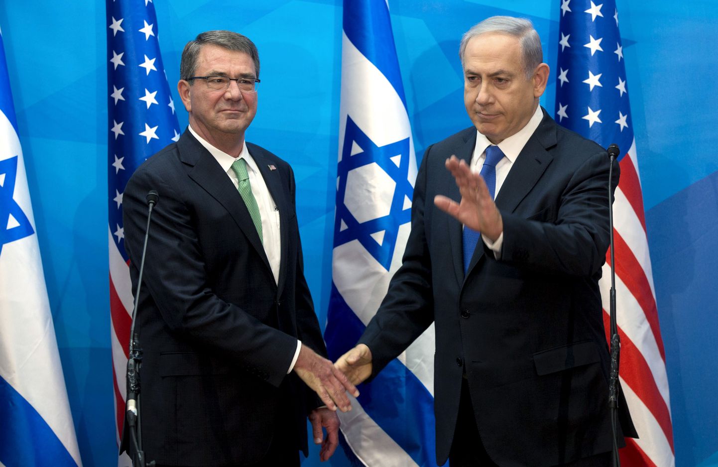 Ashton Carter ja Benjamin Netanyahu kätt surumas.
