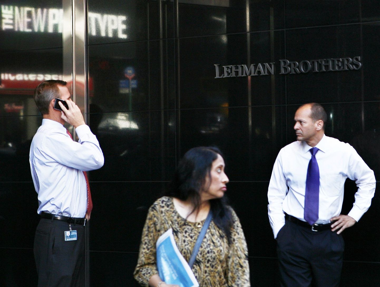 Fotol on murelikud inimesed Lehman Brothers'i peakorteri ees New Yorkis 15. septembril.
