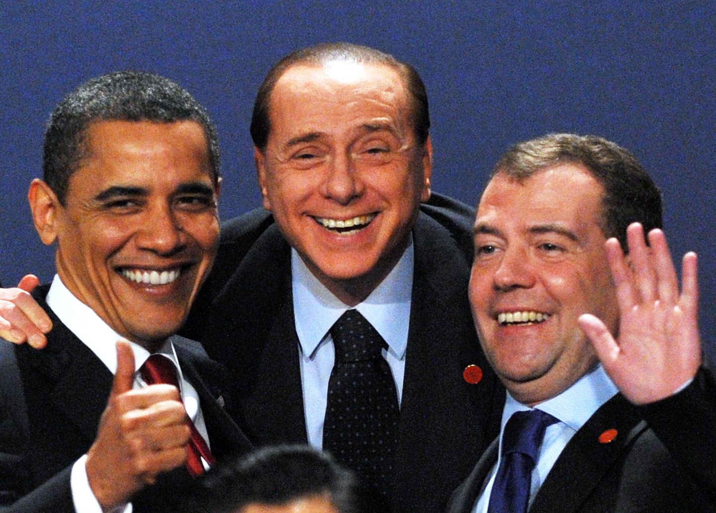 USA president Barack Obama (vasakul), Itaalia toonane peaminister Silvio Berlusconi (keskel) ja Venemaa toonane president Dmitri Medvedev 2009. aasta aprillis Londonis toimunud G-20 riikide kohtumisel.