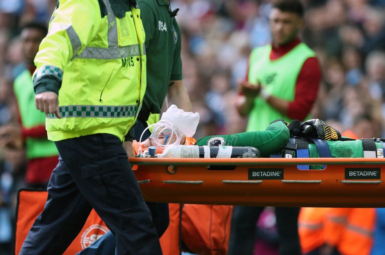 Manchester City väravavaht Ederson viidi platsilt minema kanderaamil ja hapnikumaskiga. Foto:
