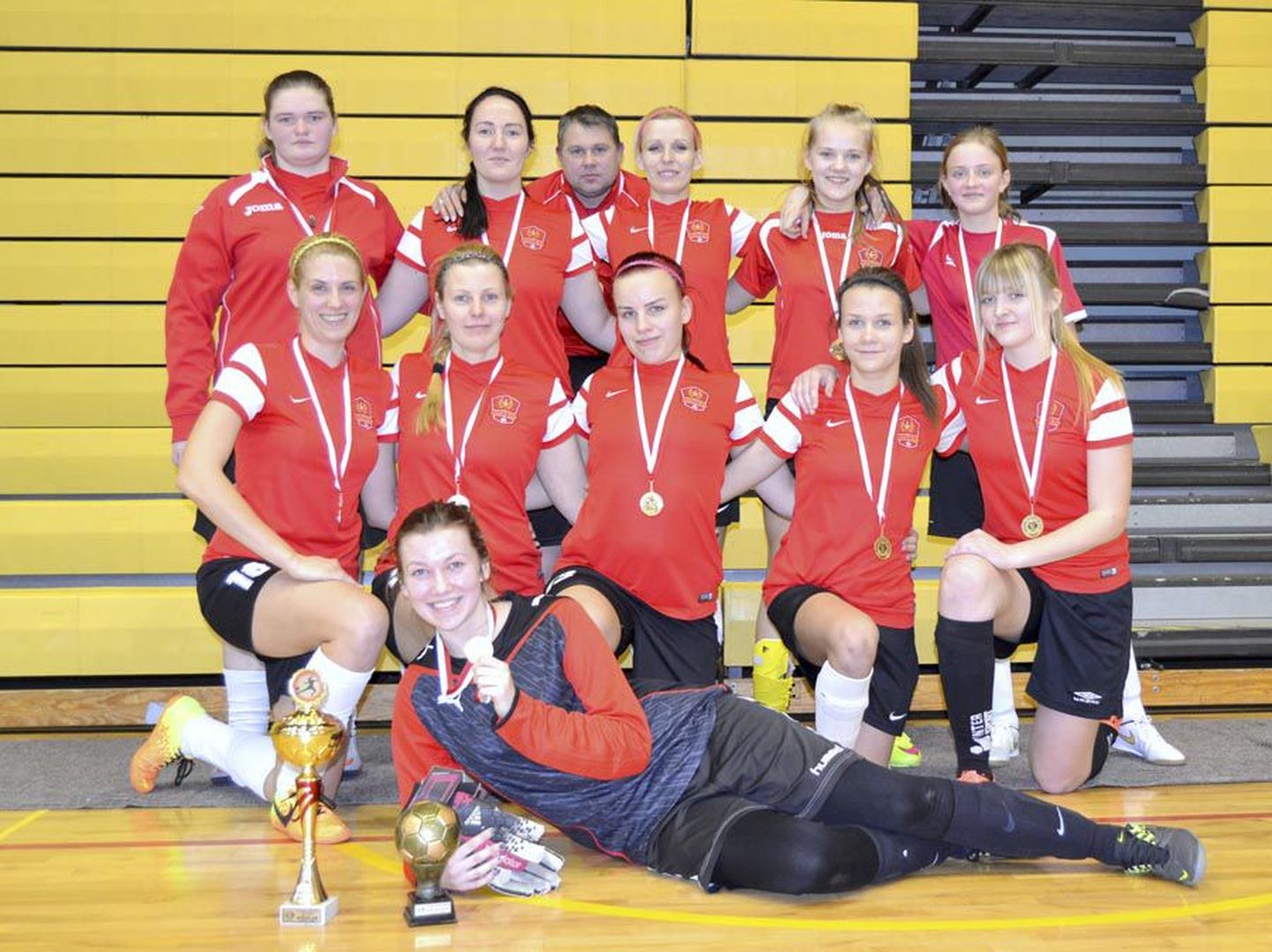 Naiste saalijalgpalliturniiri võitis Suure-Jaani SK United võistkond.