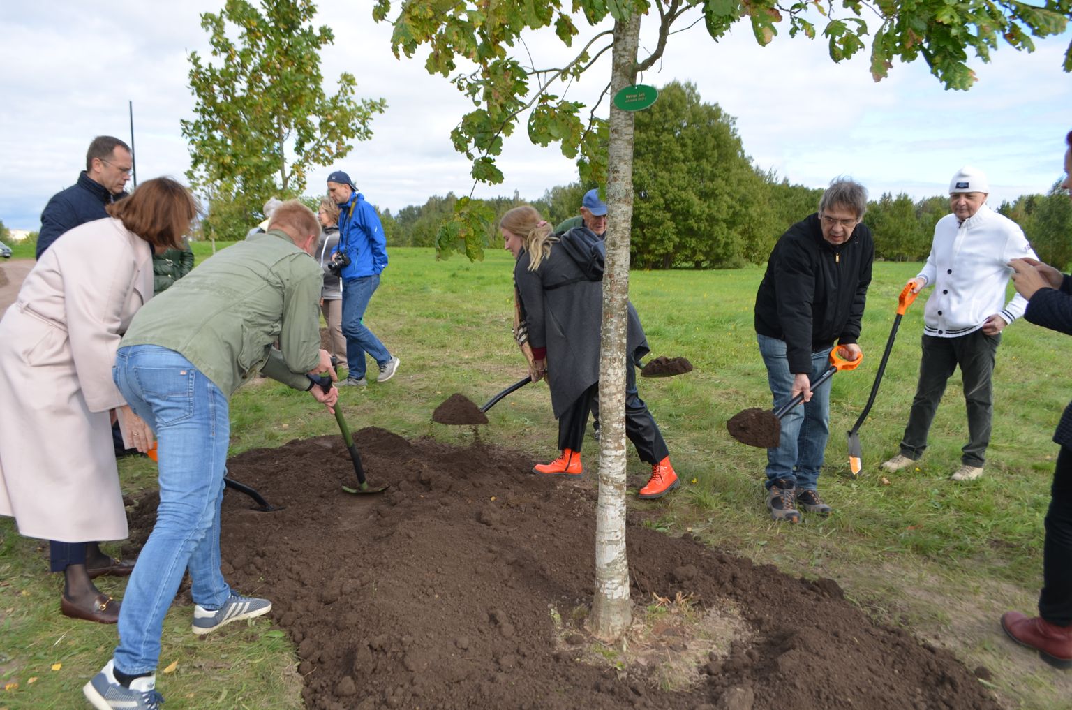 Tartu aukodanikud Tartu tammikusse puid istutamas.