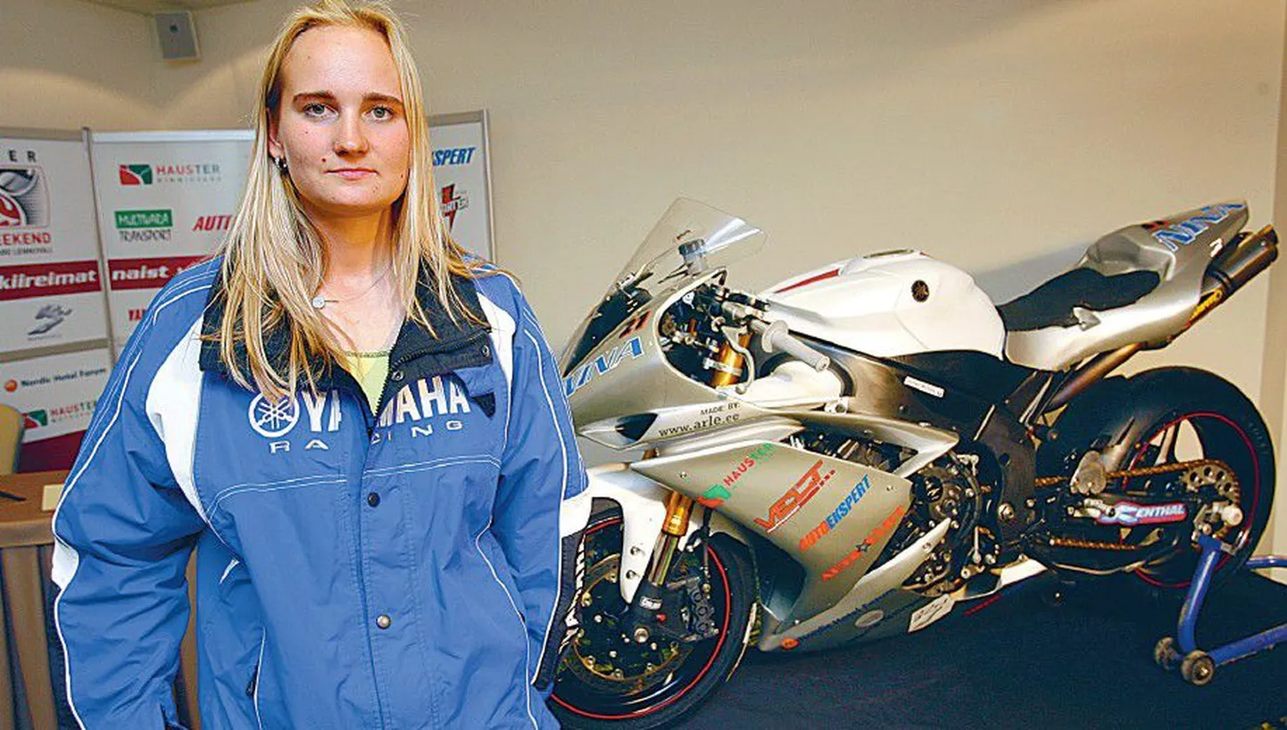 Maailma kiireim naismootorattur sakslanna Nina Prinz sai Kuressaare lennuväljale loodud rajal võistlemiseks Andres Sikkali Yamaha R-1.