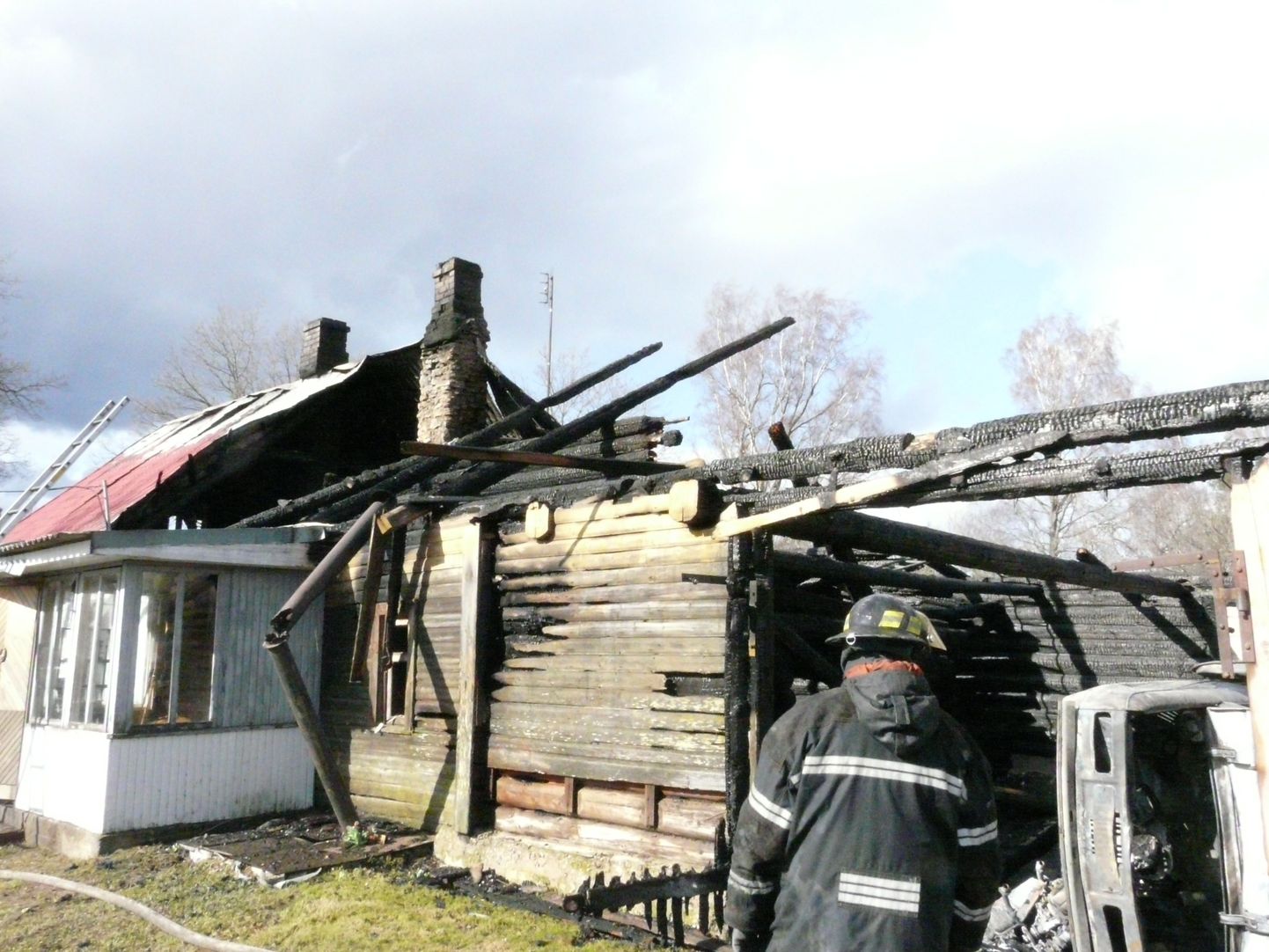 Esmaspäeval hävitas punane kukk Laekvere vallas Rohu külas pere kodu.
