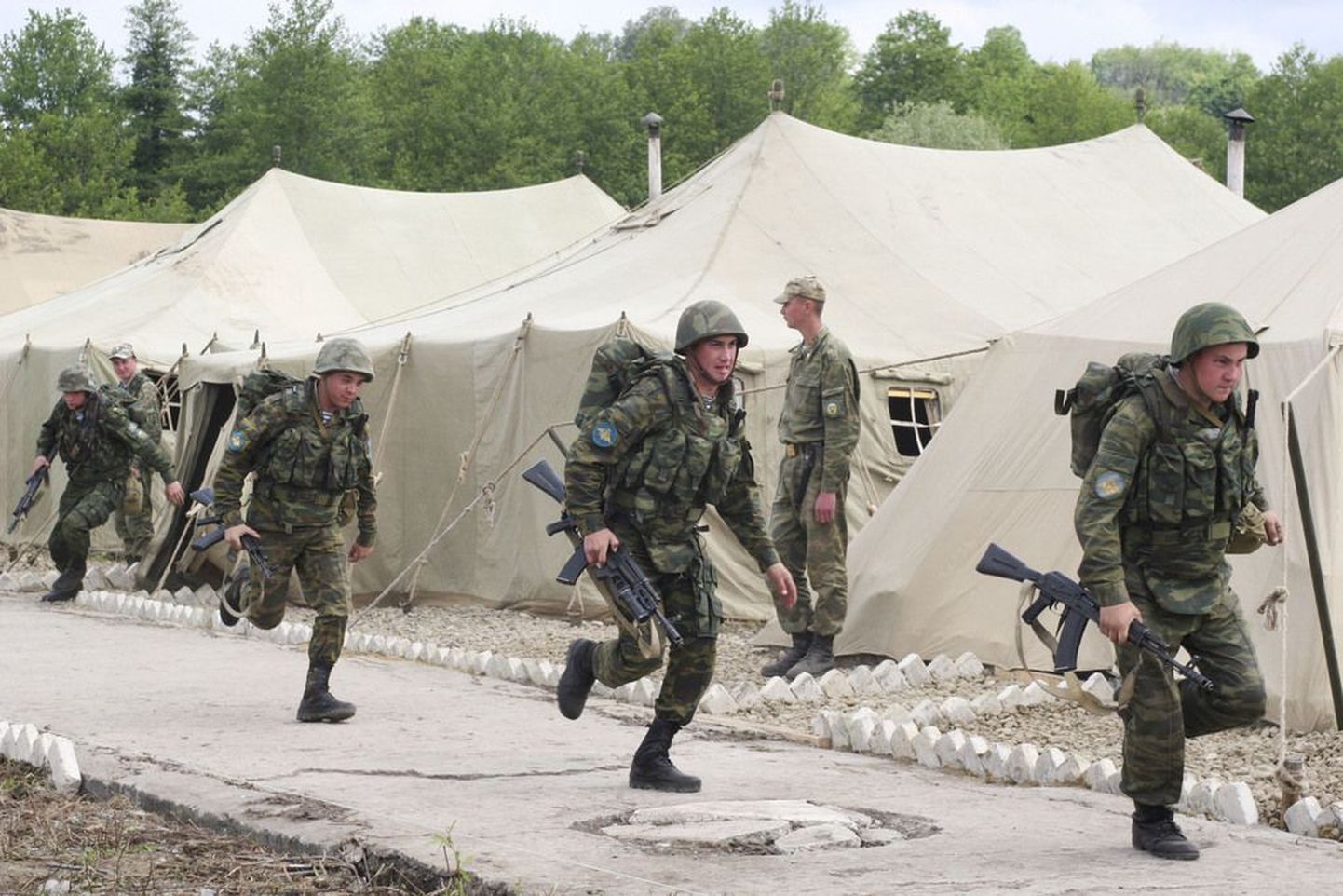 Vene rahuvalvajad Abhaasias toimuval õppusel. Pilt on tehtud 4. mail..