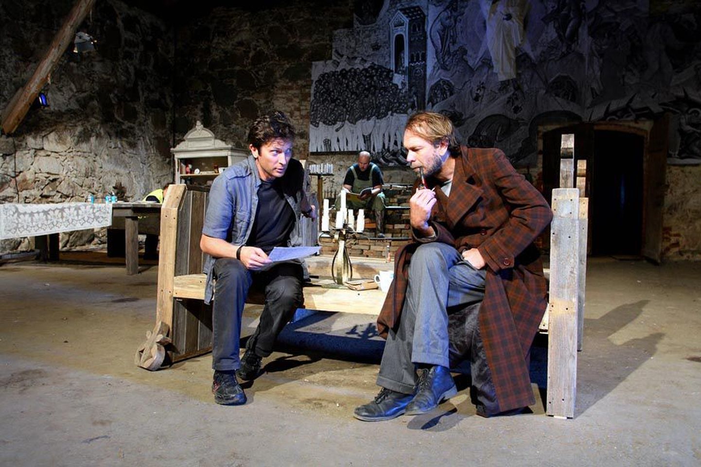 Pildi esiplaanil «Ööhaigru» lavastaja Taago Tubin ning üks peaosalisi Meelis Rämmeld. Lavastus sünnib Olustvere mõisa reheküünis.