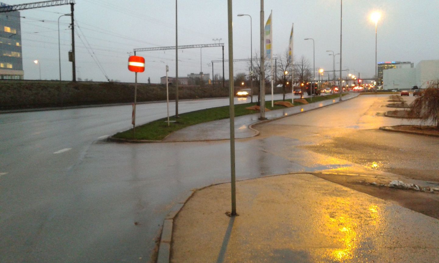 Suur-Sõjamäe tänava Tartu maantee poolses otsas on mingil põhjusel märk "Sissesõit eelatud", mida kõik sõidukijuhid üksmeelselt eiravad.