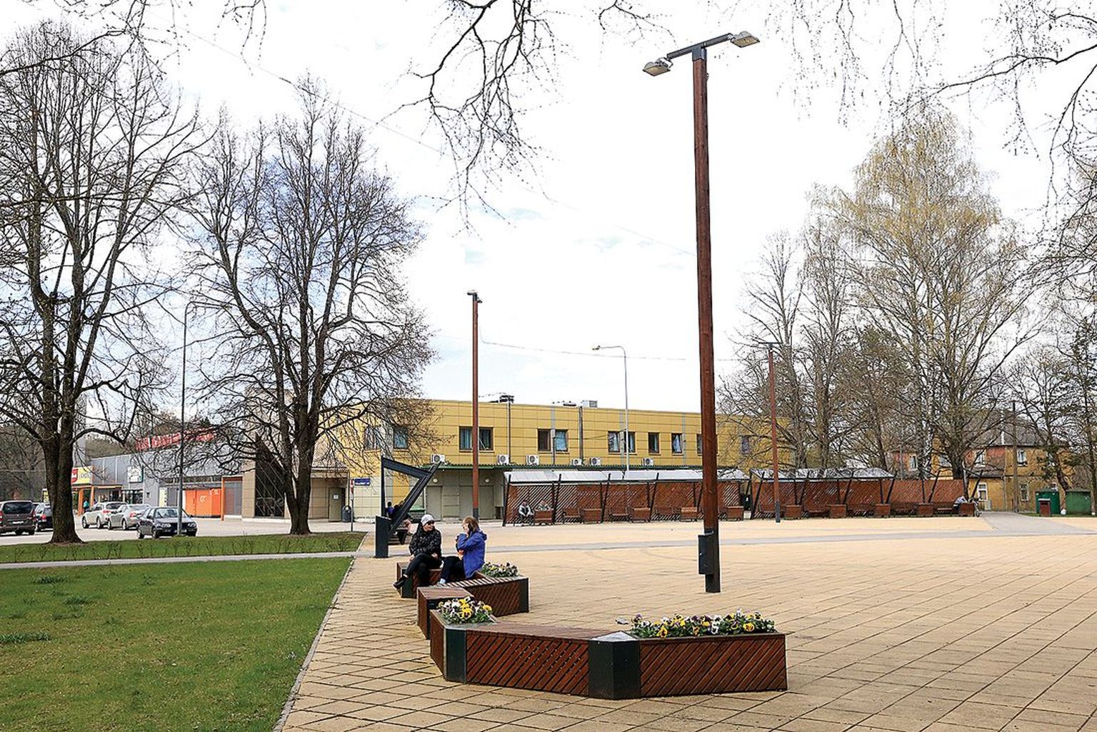 Kui Elva Konsum laieneb Maksimarketiks, tuleb pargi ja turuplatsi asemele parkla.