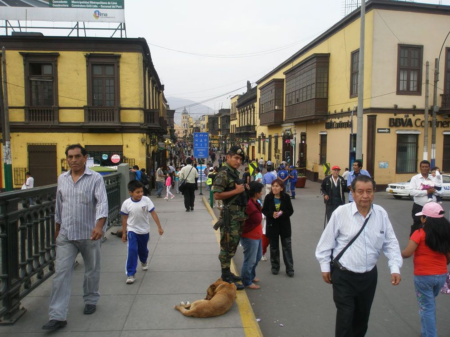 Lima linnapildis on korrakaitsjad, kerjused ja hulkuvad loomad sagedane vaatepilt.