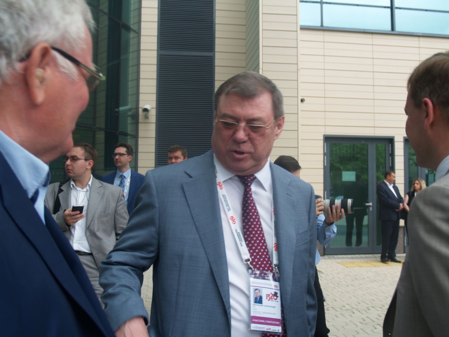Первый вице-президент РЖД Анатолий Краснощек (в центре), руководитель Силламяэского порта Тийт Вяхи (слева) на железнодорожном бизнес-форуме в Сочи.