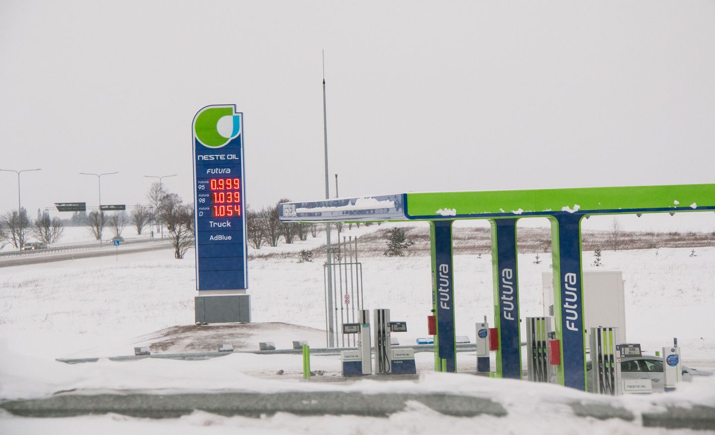 Langev kütusehind mõjub soodsalt ka teiste kaupade hinnale. Pildil Neste Haljala tankla.