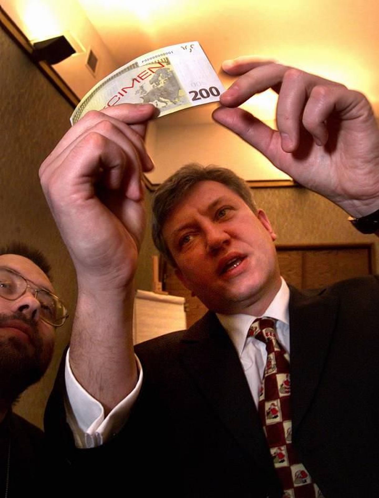 2001. aasta detsembris näitas Eesti Panga toonane president Vahur Kraft oma kabinetis peatselt käibele tulevat euroraha. 2006. aastal soovitas ta Eestil euro ühepoolselt kasutusele võtta.