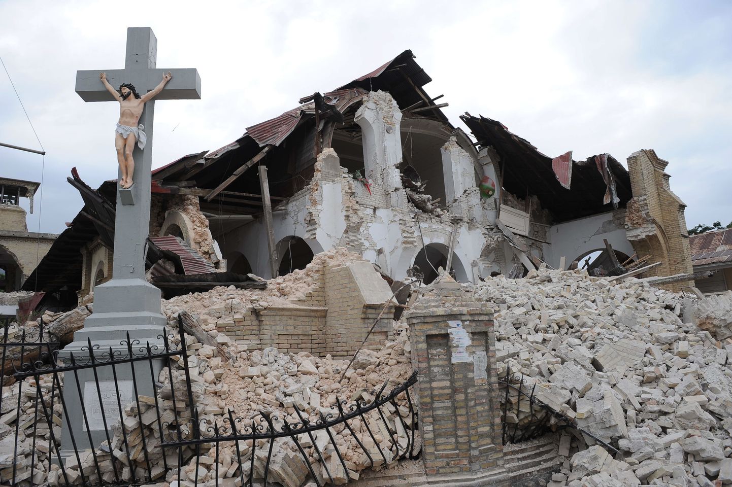 Руины церкви в столице Гаити Порт-о-Пренсе.