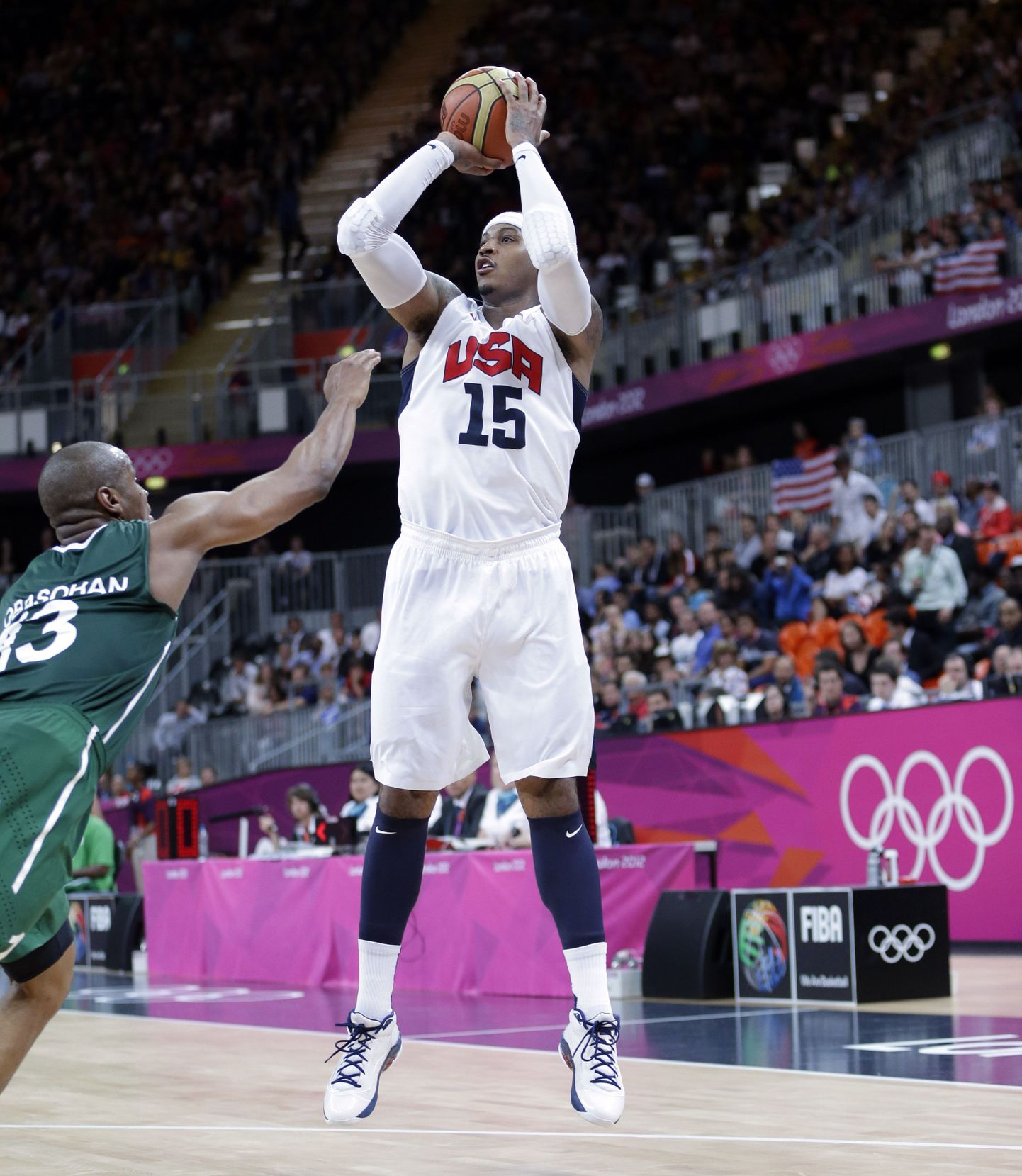 USA's Carmelo Anthony (15) shoot a jumper over Nigeria's Derrick Obasohan (13) during a preliminary men's basketball game at the 2012 Summer Olympics, Thursday, Aug. 2, 2012, in London. (AP Photo/Eric Gay) / SCANPIX Code: 436