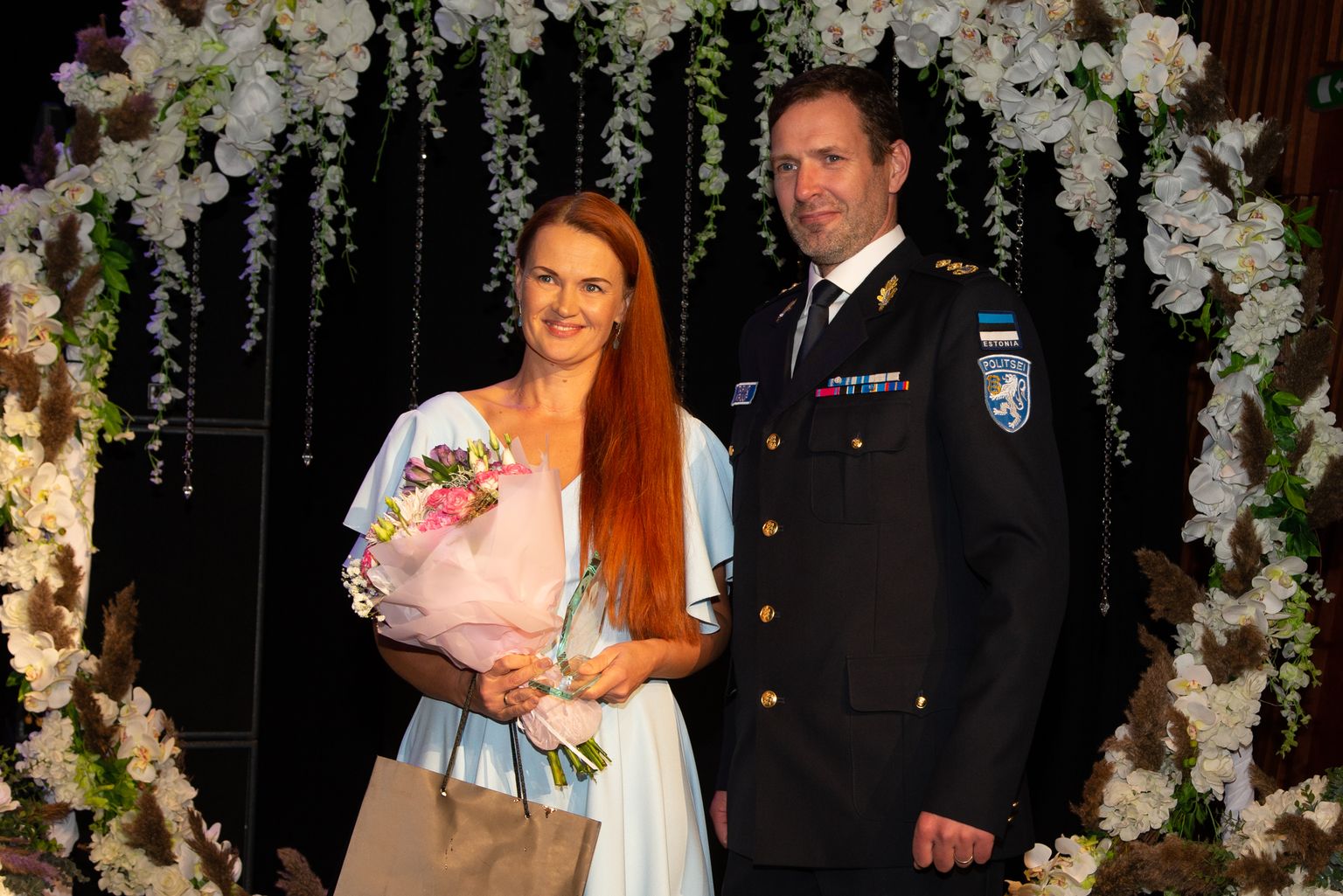Toila gümnaasiumi klassiõpetajale Kristi Goldbergile andis auhinna üle Ida prefekt Tarvo Kruup.