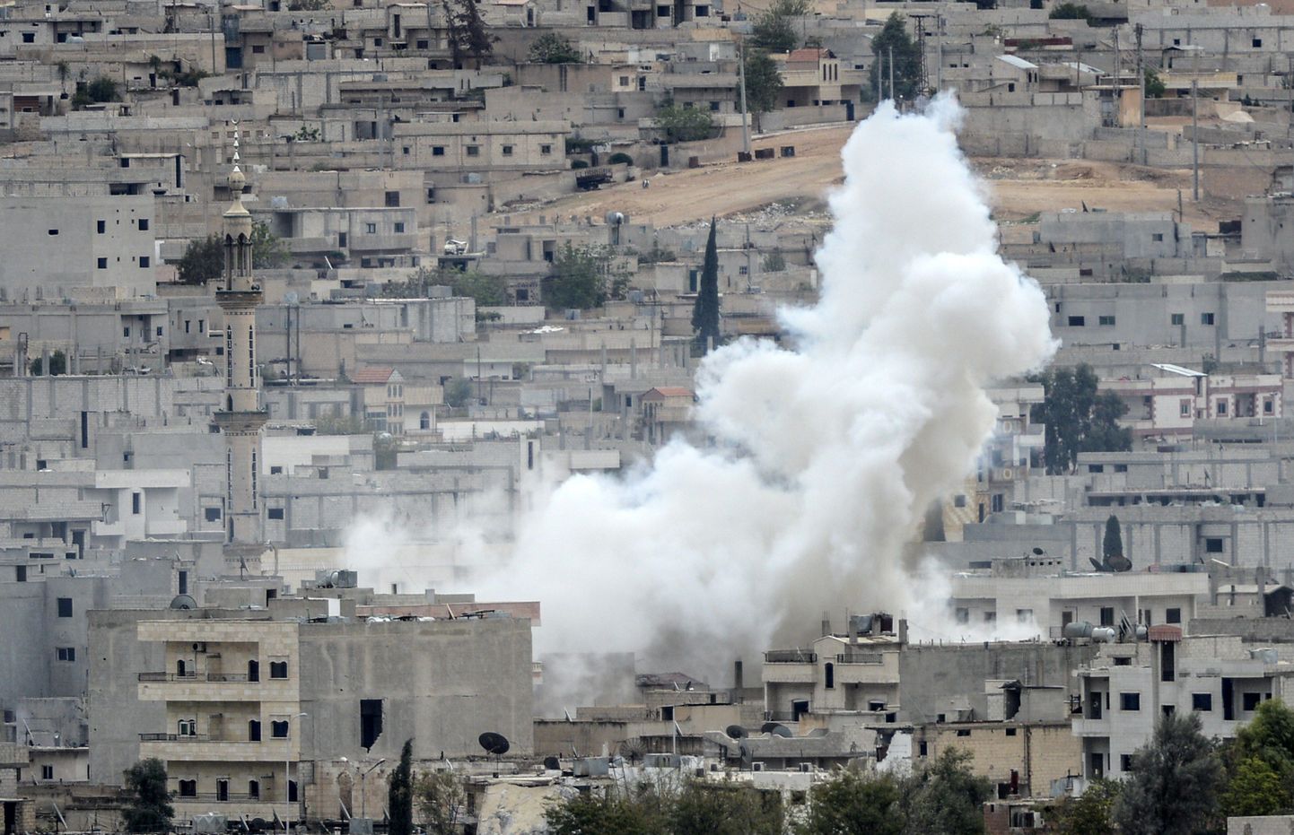 Suitsusammas kerkib Süüria linnas Kobanes.