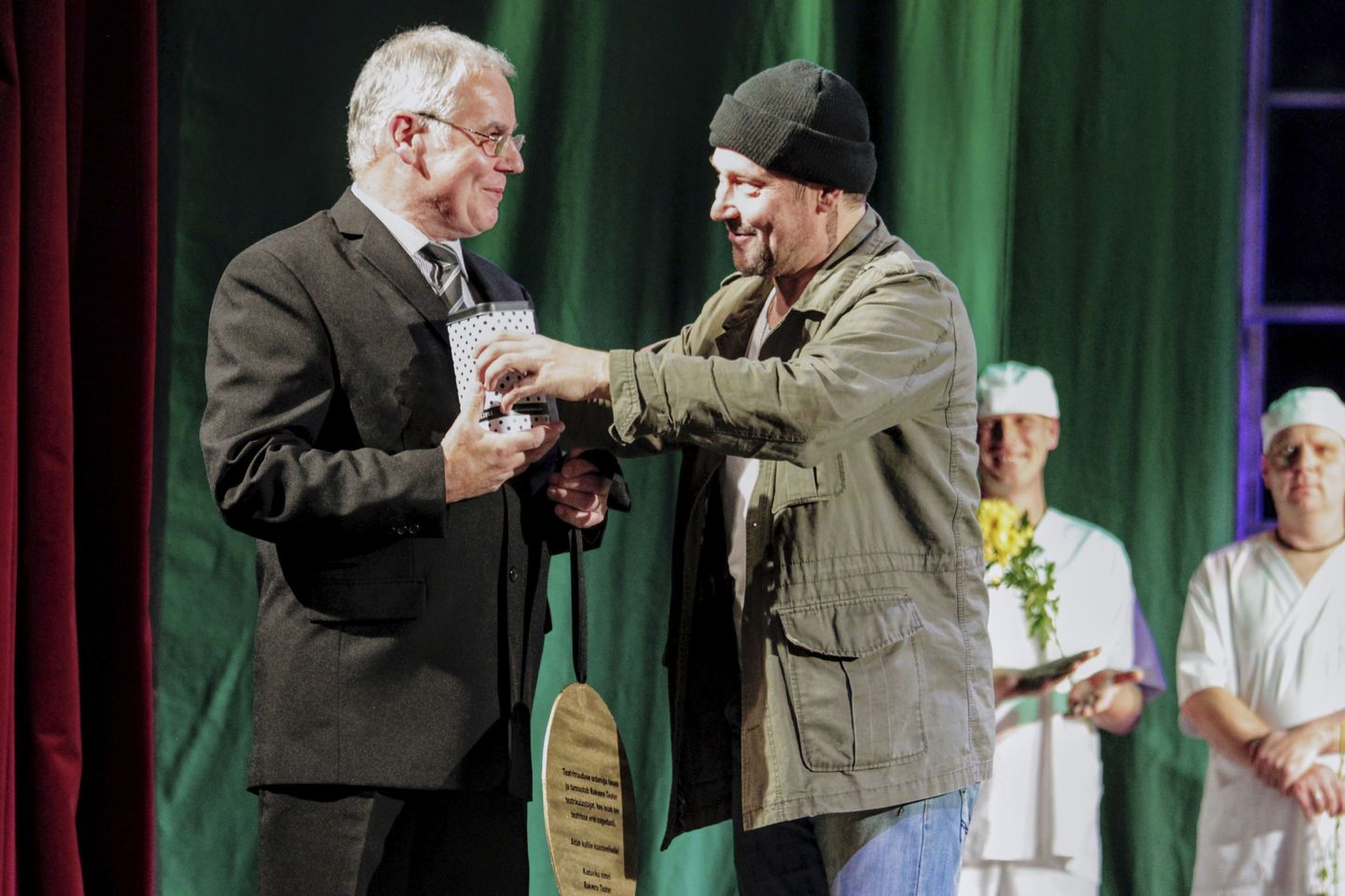Publiku lemmik­lavastuse looja Üllar Saaremäe (paremal) õnnitleb Teatritruuduse ordeni kavaleri Ants Kaldoja.