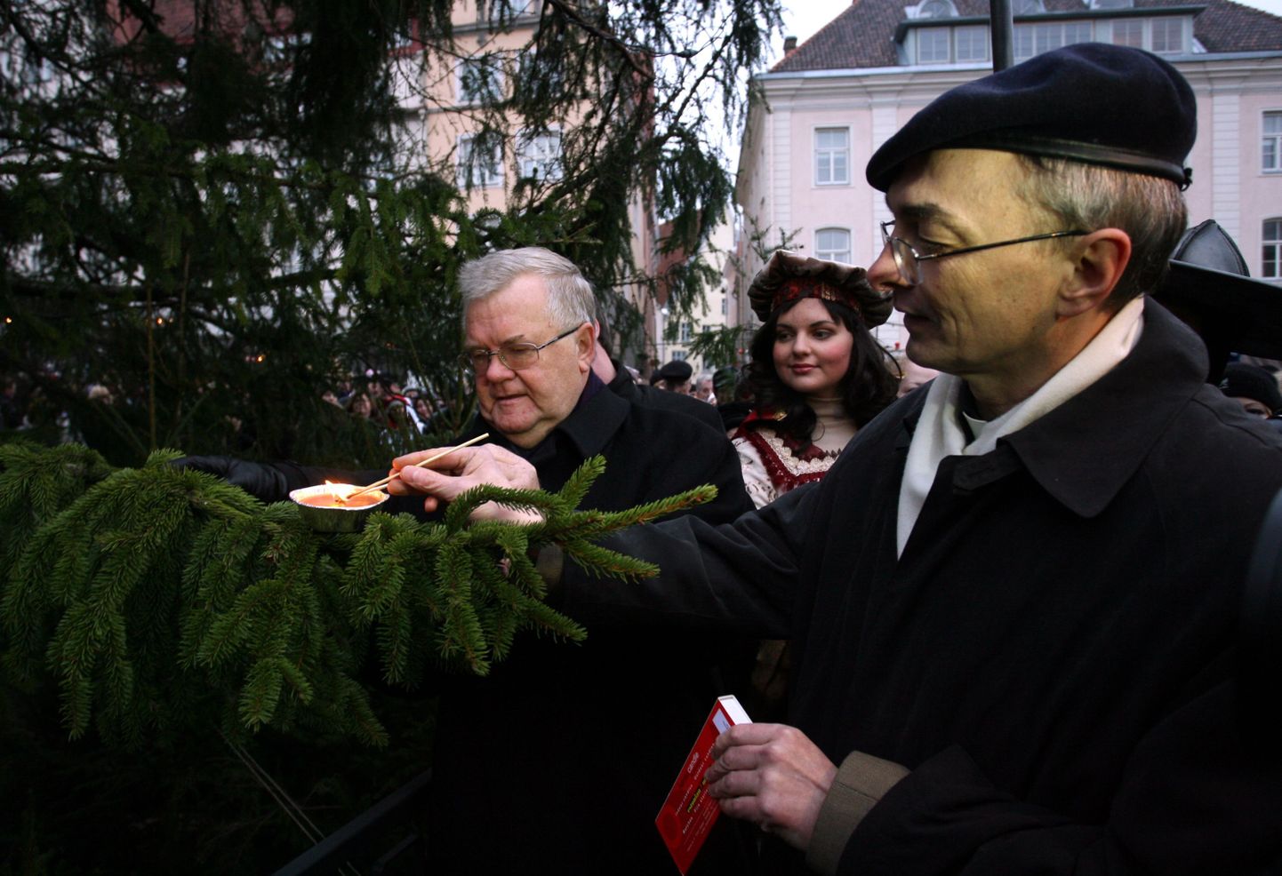 Täna süütasid Tallinna linnapea Edgar Savisaar ja Tallinna praost Jaan Tammsalu Raekoja platsil esimese advendiküünla.