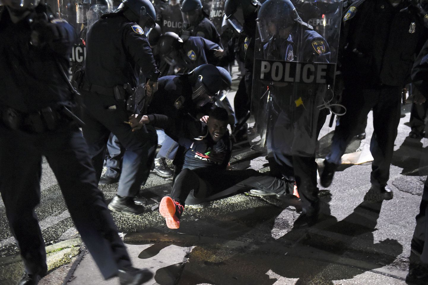Politseinikud ohjamas politsevägivallavastast meeleavaldust Baltimore'is USAs.