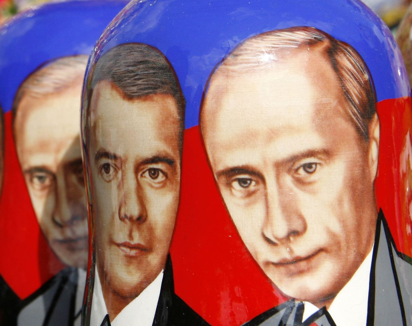 Venemaa Föderatsiooni peaminister Vladimir Putin (paremal) ja president Dmitri Medvedev koos matrjoška peal.