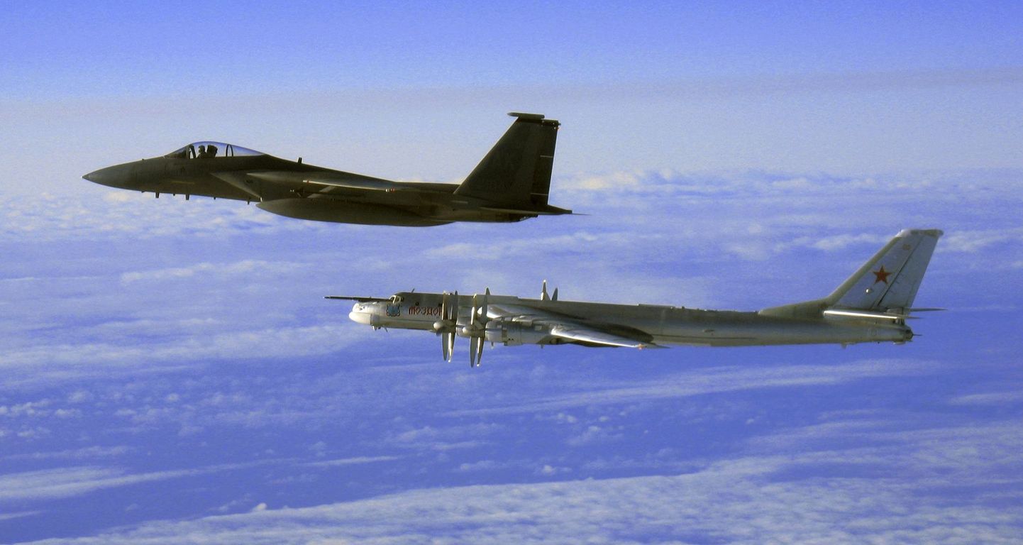 NATO hävitaja F-15C Eagle jälgimas Vene pommitajat TU-95.