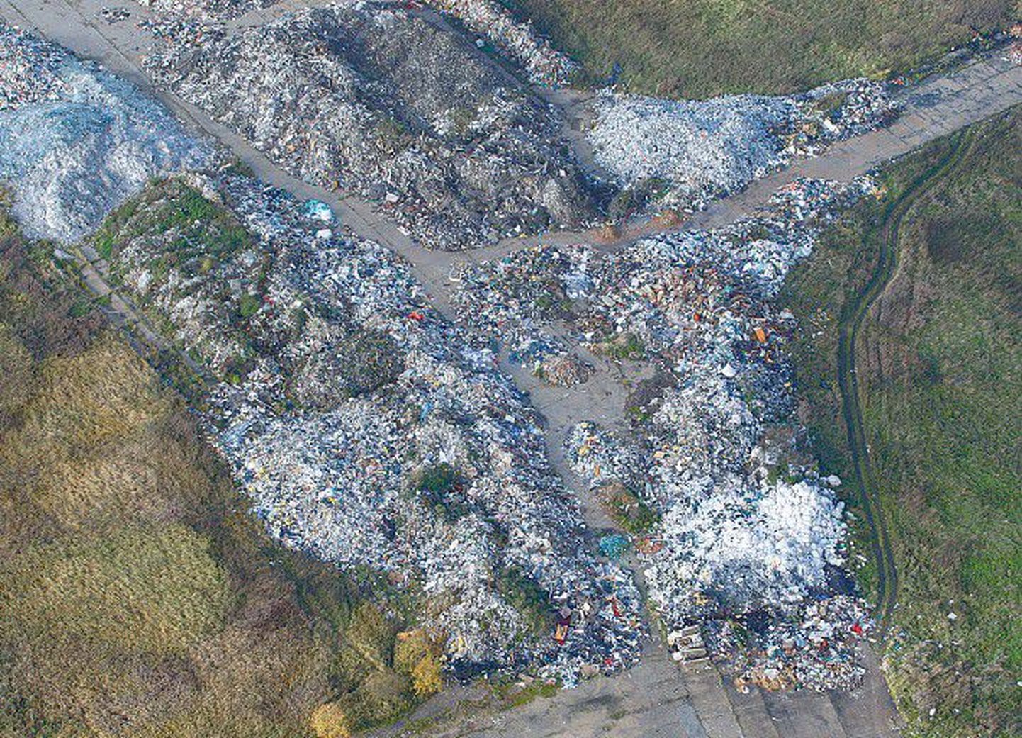 Неизвестно, видна ли эта грандиозная куча мусора на аэродроме Раади под Тарту из космоса, но из окна самолета в октябре прошлого года не заметить мусорную свалку было просто невозможно.