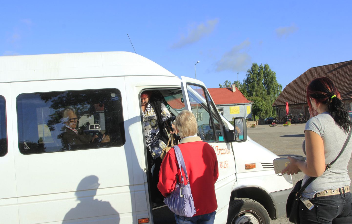 Tõrvast Tartusse saab sõita nii kaug-, era- kui maavalitsuse poolt reguleeritud bussiliinidega. Bussitransporti peavad ühtmoodi oluliseks nii Tartusse arsti juurde sõitvad pensionärid kui õpilased ja tudengid.
