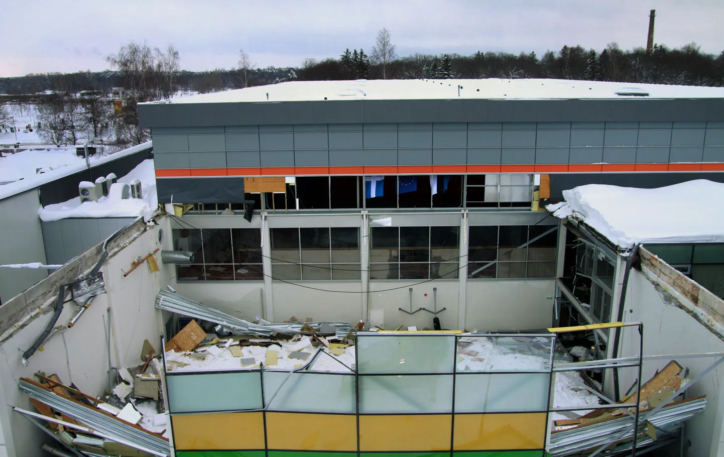 Pärnu spordihalli väikese saali katuse varisemise põhjustas ehitusjärelevalve hinnangul katusele kogunenud lumi.