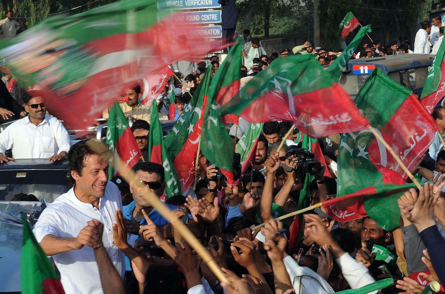 Pakistanlased avaldamas Islamabadis meelt USA droonirünnakute vastu.