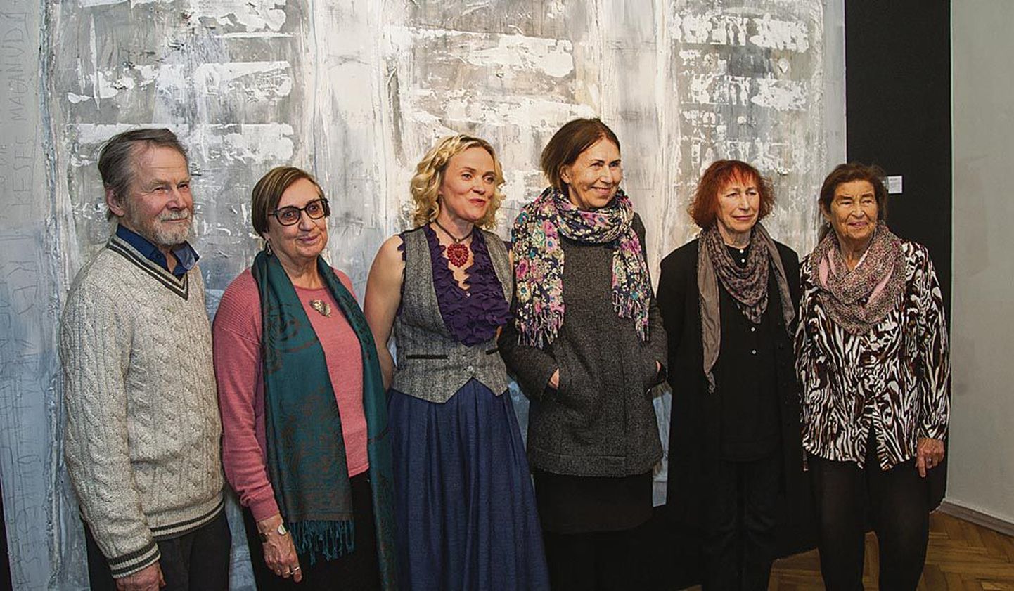 Kunstnikud poseerivad näituse “3 ainus” avamisel Jaan Elkeni maali ees. Kuraator Eveli Varik on vasakult kolmas.
