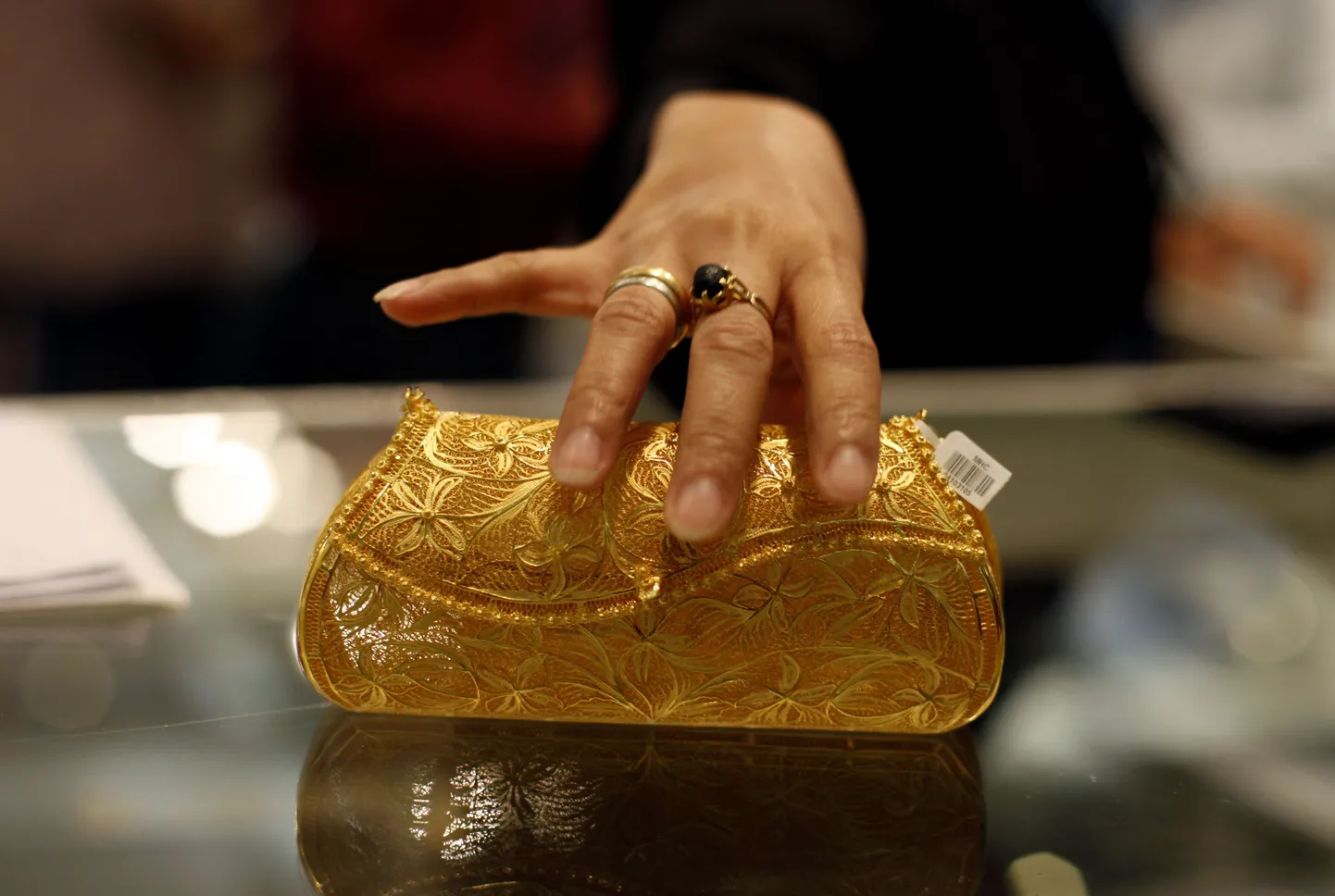 Изделие индонезийских ювелиров. Такой «скромный» аксессуар – сумочка для мобильного из 330 граммов золота – обойдется в 170 миллионов рупий, или 235 тысяч крон.