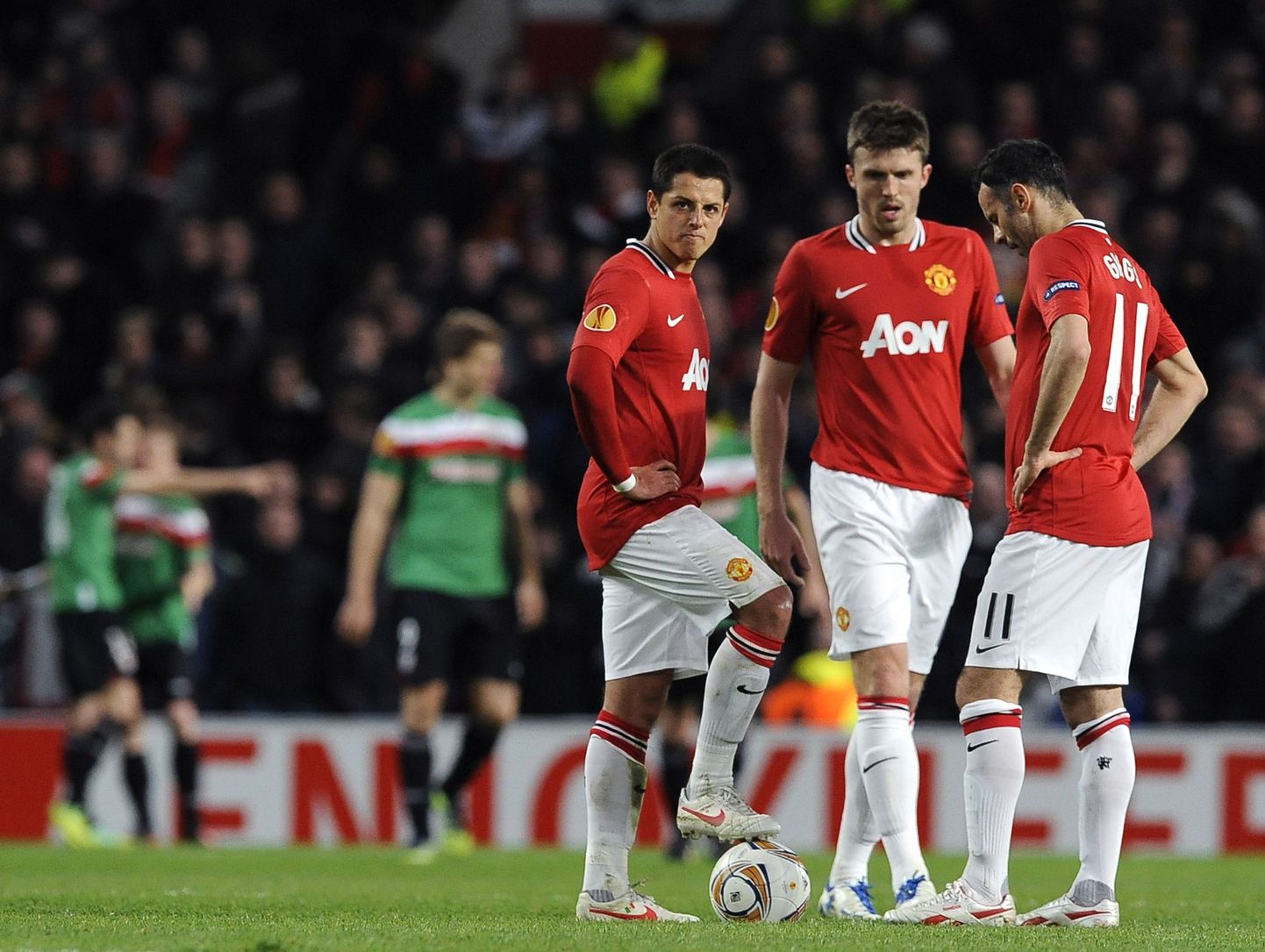 Pettunud Manchester Unitedi mängumehehed Javier Hernandez (vasakul), Michael Carrick ja Ryan Giggs.