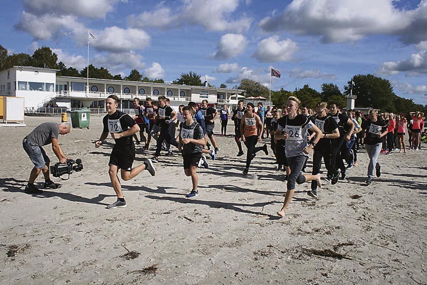 Pärnu ühisgümnaasiumi jooksjaid oli randa jäädvustama tulnud isegi ETV võttegrupp.