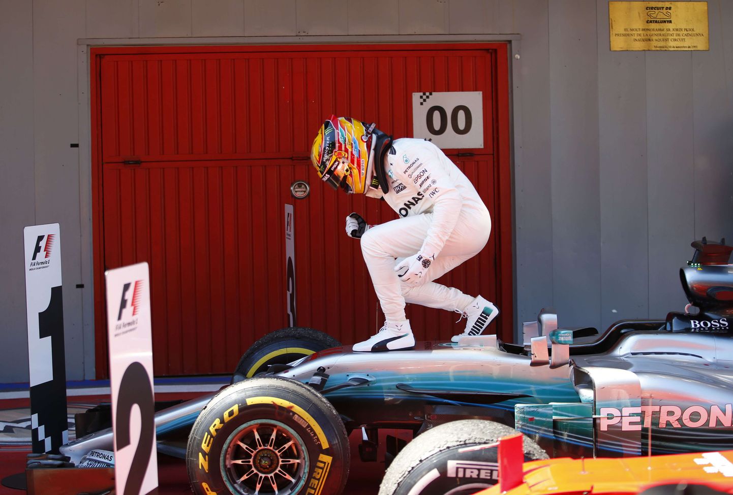 Lewis Hamilton tähistamas esikohta Hispaania vormel-1 etapil.