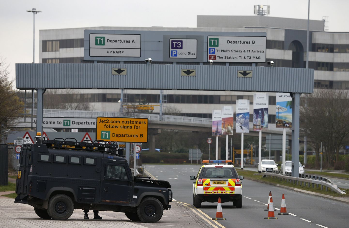Politseijõudude auto Manchesteri lennujaama lähedal