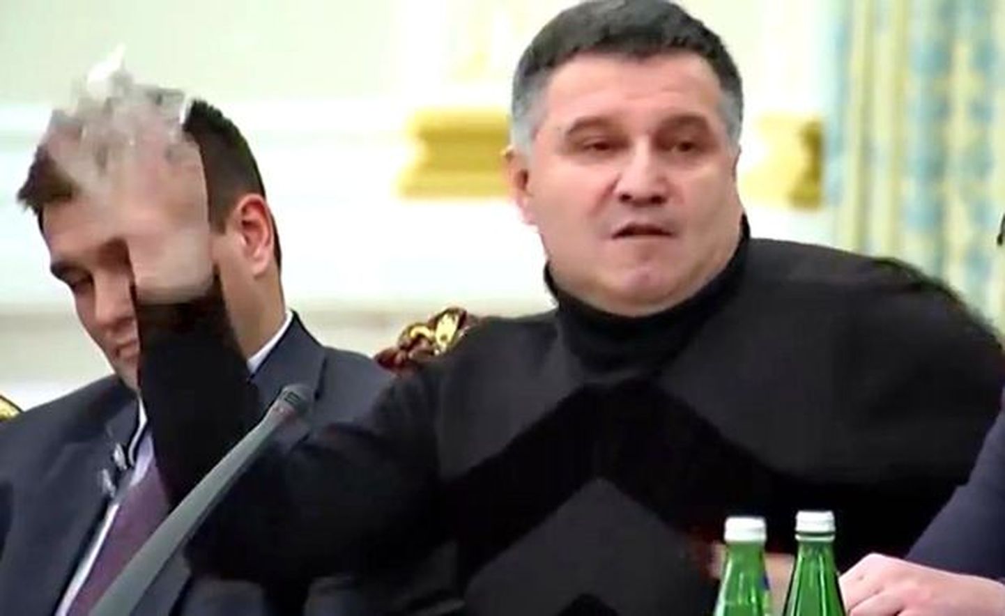 Ukraina siseminister Arsen Avakov parlamendis Mihheil Saakašvili suunas vee viskamiseks hoogu võtmas.