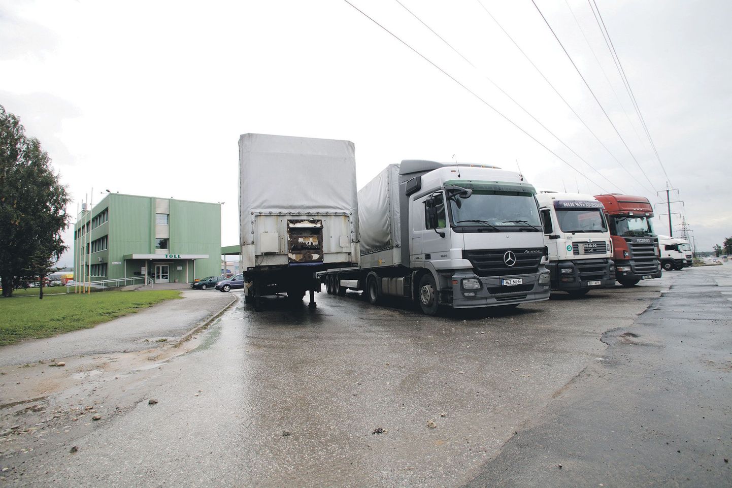 Eile seisis Tähe tänava tollikeskuse ees mitu raskeveokit, mille juhtidele tuli maksu- ja tolliameti otsus tollipunkt Tartus uuest aastast sulgeda halva üllatusena.