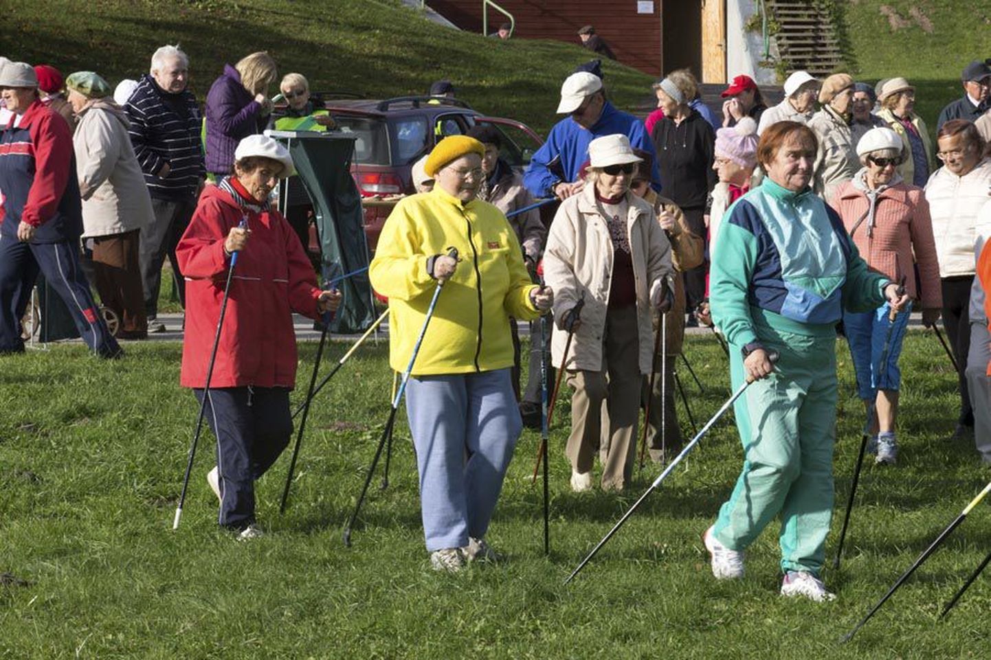 Eile tähistati Paala järve ääres eakate päeva sportliku pärastlõunaga, kus välkusid sajad kõnnikepid.