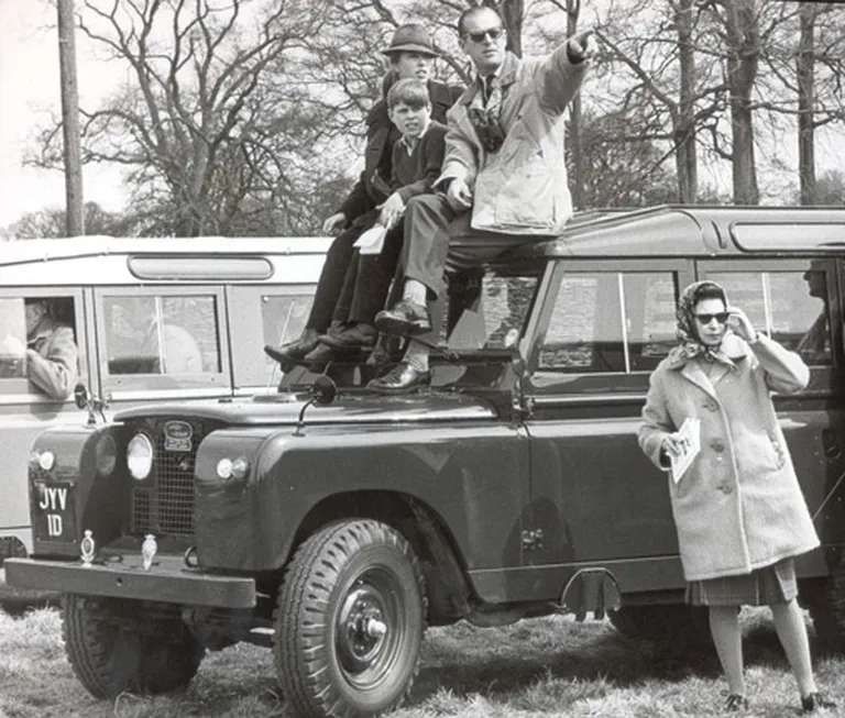 Uz mašīnas jumta: princis Filips, princis Endrjū un princese Anna. Karaliene Elizabete II tikmēr izvēlas stabili stāvēt uz zemes pie auto. 1969.gadā 